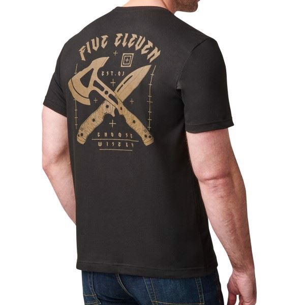5.11 Tactical Choose Wisely T-shirt i farven sort med Peacemaker økse og kniv